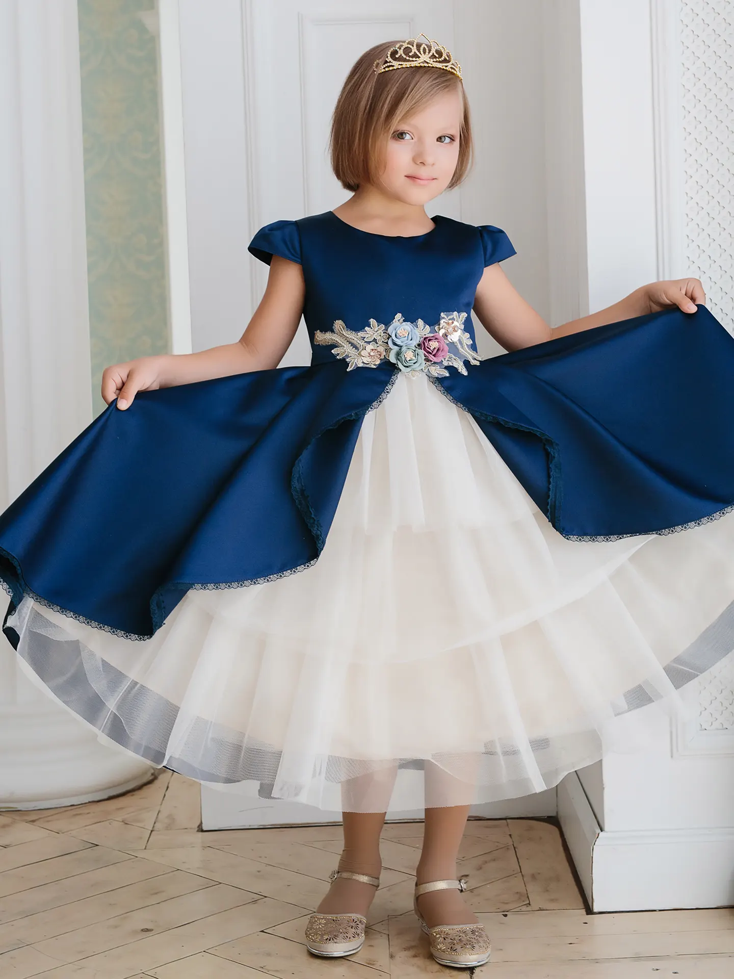 Fashion High-quality, Comfortable girl's dress for a special occasion with wide tulle dance skirt
